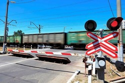 Сотрудники РЖД напомнили губкинцам о правилах безопасности на железнодорожном переезде 