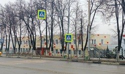 Обустройство пешеходных переходов вблизи образовательных учреждений продолжилось в Губкине 