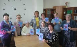 Губкинские пенсионеры посетили мастер-класс «Праздничная открытка»