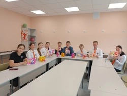 Культработники села Вислая Дубрава провели мастер-класс «Открытка – сюрприз»