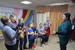 Жители села Сапрыкино губкинской территории посетили мастер-класс «Игра на шумовых инструментах»