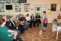 Ветераны комбината КМАруда посетили выставку к 95-летию со дня рождения Евгения Хурчака