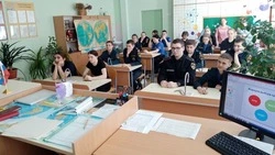 Специалисты Губкинского кадрового центра провели профориентационный урок для школьников